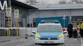 В Берлине активисты облили синей краской витрину магазина Tesla 