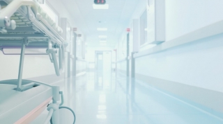 Bakıda 33 yaşlı kişi avtomobillərin arasında qalaraq ağır xəsarət alıb 