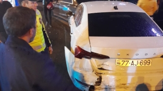 Bakıda zəncirvari qəza:  "Skoda" idarəetməni itirdi və qarşıdakı avtomobilə çırpıldı  - FOTO