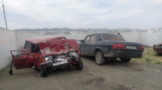 Şəmkirdə iki avtomobil toqquşub, ölən var  - FOTO - VİDEO