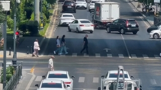 Bakıda iki parkın kəsişməsində yeni piyada işıqforları quraşdırılıb - VİDEO 