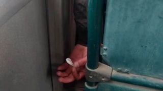 Avtobus sürücüsündən sərnişinə qarşı qeyri-etik hərəkət - Nömrəsini kağıza yazıb..   - VİDEO