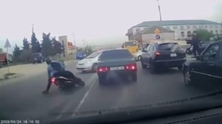 Əks yola çıxan moped sürücüsü "Prius"la toqquşdu  - VİDEO
