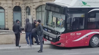 В Баку пассажирский автобус попал в ДТП - ОБНОВЛЕНО + ФОТО 