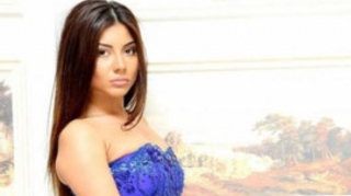 Aysel Əlizadə lüks avtomobilində  - FOTO