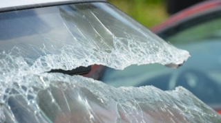 Sürücü uçan masa ilə toqquşmadan sağ çıxdı   - VİDEO