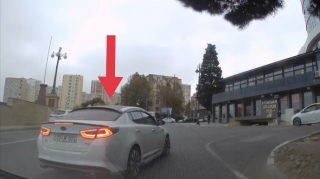 İki dəfə manevr qaydasını pozan sürücü anidən tormoz verib təhlükə yaratdı - VİDEO