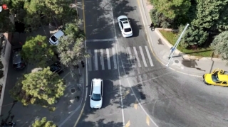 В Баку пешеходный переход и светофор вызывают путаницу среди водителей - ВИДЕО