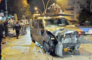 Miniavtobus işıqforda gözləyən avtomobillərə çırpıldı: 1 ölü, 3 yaralı - VİDEO