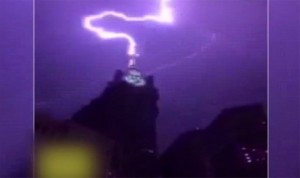 Dünyanın ikinci ən yüksək qülləsinə ildırım düşüb – VİDEO