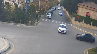 Yol nişanına məhəl qoymayan sürücü ağır qəza törətdi - VİDEO