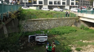 Dərəyə yuvarlanan maşından burunları belə qanamadan sağ çıxdılar  - FOTO