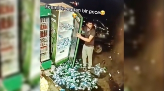 Sürücü avtomobili geriyə verərkən soyuducuya çırpdı   - VİDEO