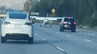 ABŞ-da təyyarə magistral yola təcili eniş edib