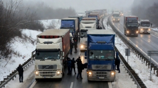 TIR sürücüləri Avropa İttifaqına aparan yolları bağlayıblar 
