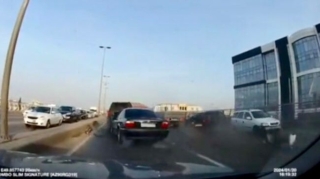 Bakıda film kimi  zəncirvari qəza: “BMW” eyni anda 3 avtomobili qəzaya saldı  - ANBAAN VİDEO