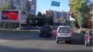 Yolayrıcına sürətlə daxil olan velosipedçi maşının altına girdi  - VİDEO