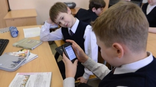 Məktəblərdə mobil telefondan istifadə qadağan olundu 