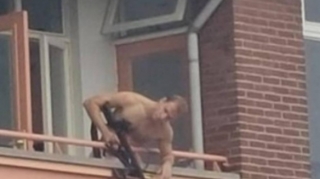 Eyvanından yoldan keçənlərə ox atdı - ANBAAN VİDEO 