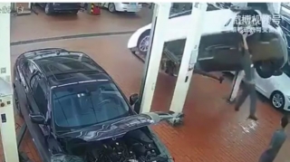 Avtotəmir sexində qəza baş verdi, işçi avtomobilin altında qaldı  - VİDEO