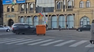 Yasamalda zibil qutusu avtomobil yolu ilə sürüşdü, heç kim müdaxilə etmədi - VİDEO 