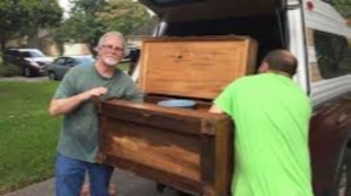 "İkinci əl" şkaf alan kişi içindən 7,5 milyon dollar pul tapdı 