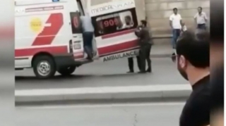Bakıda qapısız təcili yardım maşını  - VİDEO