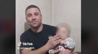 Canlı yayımda bir yaşlı uşağa siqaret çəkdirən ata saxlanılıb   - FOTO