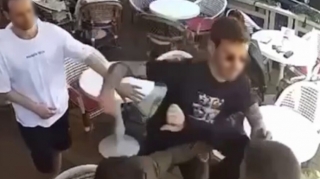 Kafedə dalaşanları ayırmaq istədi  - Həyatından oldu... 