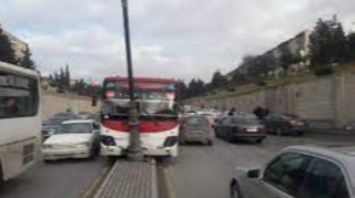 Abşeronda sərnişin avtobusu işıq dirəyinə çırpıldı