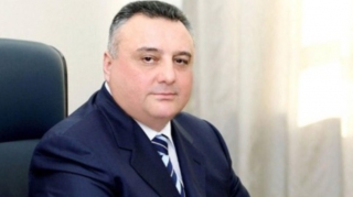 Eldar Mahmudovun oğlu üç ailəni evsiz qoymaq istəyir 