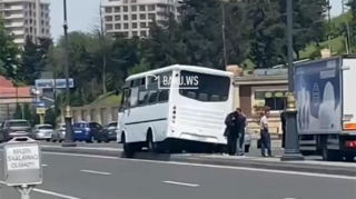 Bakıda sərnişin avtobusu qəza törətdi  - VİDEO