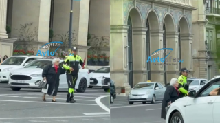 Yaşlı piyada qayda pozdu; yol polisi cərimə yox, kömək etdi - VİDEO 