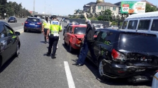 Nasaz avtomobil zəncirvari qəzaya səbəb oldu; 6 maşın əzildi - FOTO-VİDEO 