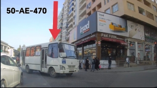 Yolayrıcını düzgün keçə bilməyən avtobus sürücüsü əks yola çıxıb maneə yaratdı - VİDEO