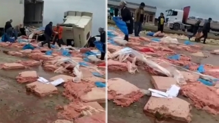 Siyəzəndə qəzada yola dağılan kolbasa ətlərini vətəndaşlar belə daşıdılar  - VİDEO