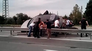 “Hyundai” dəmir maneəyə çırpılıb aşdı, sürücü maşından güclə çıxarıldı   - VİDEO