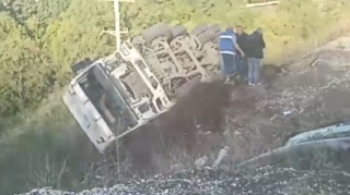 Kəlbəcərdə yük maşını aşdı 