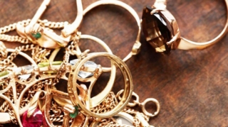 Beyləqanda gəlin qayınatasının evindən qızılları oğurladı - "Elə bildim mənimdi" 