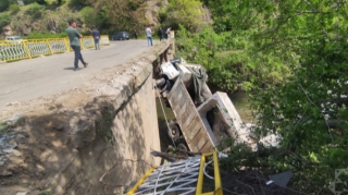 В Товузском районе грузовик опрокинулся с моста в реку - ФОТО 