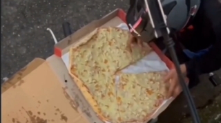 Motokuryerin fırıldağı kameraya düşdü: Pizzanı yedi, sonra iz itirdi - VİDEO