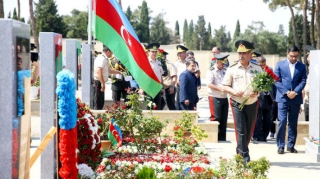 Müdafiə Nazirliyinin rəhbərliyi İkinci Şəhidlər xiyabanını ziyarət edib - FOTO 