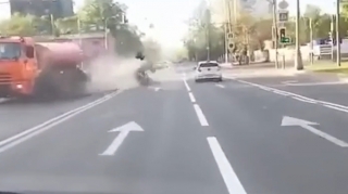Yolda "hoqqa verən" motosikletçi "Kamaz"ın altına girdi   - VİDEO