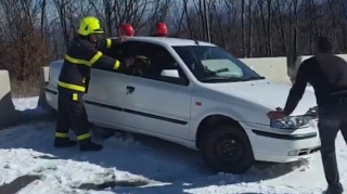 Xocalıda yolda avtomobildə qalan vətəndaşlara köməklik göstərilib - VİDEO 