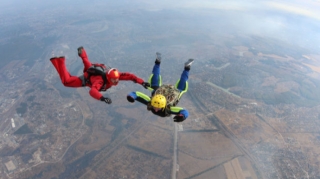 İki paraşütçü havada toqquşdu, biri həlak oldu 