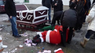 Sərxoş Şaxta baba qatarların hərəkətini pozdu 