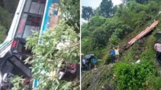 В Индии в ущелье упал автобус с пассажирами, десятки погибших  - ФОТО