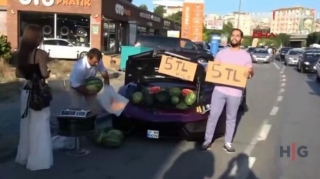 Bahalı avtomobildə qarpız satan iranlı ÖLKƏDƏN ÇIXARILDI 