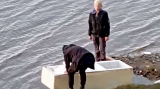 Rusiyada məktəblilər köhnə soyuducuda Volqanı keçmək istədilər - VİDEO 