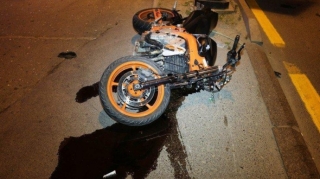 Bakıda avtomobil motosikletlə toqquşdu, xəsarət alan var 